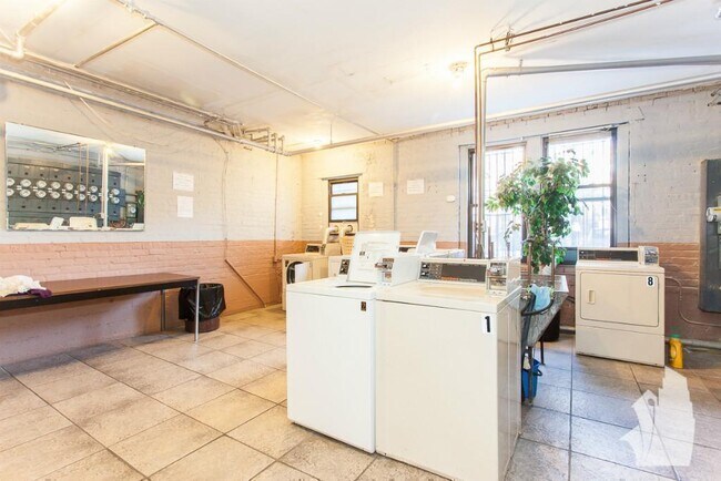 Foto del edificio - 4815 N Damen Ave
