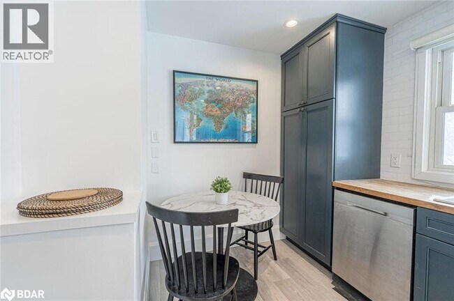 Building Photo - 54 Sophia St E