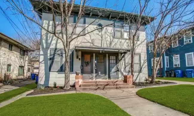 Entrance - 719 W French Plz