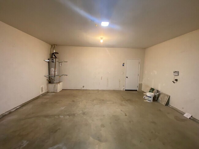 Building Photo - SE Visalia home Available Now!