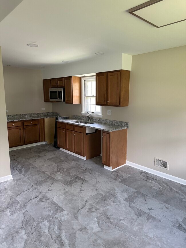 Building Photo - 4624 Fox Run Rd