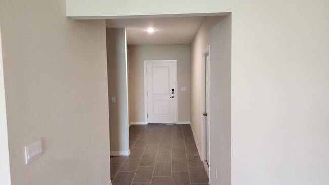 Building Photo - Spacious 4 BR 2 BA 2 CG rental in central ...