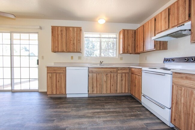 Building Photo - Triplex with Garage
