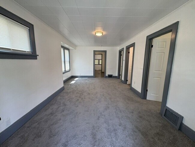 Foto del edificio - Move-In Ready 2-Bedroom Home with Modern Kitchen, Basement & Front Porch