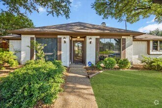 Building Photo - 2000 E Branch Hollow Dr