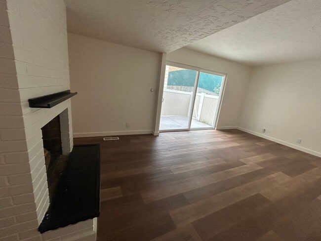 Building Photo - 4 Bedroom 3.5 Bathroom Townhome in Provo!