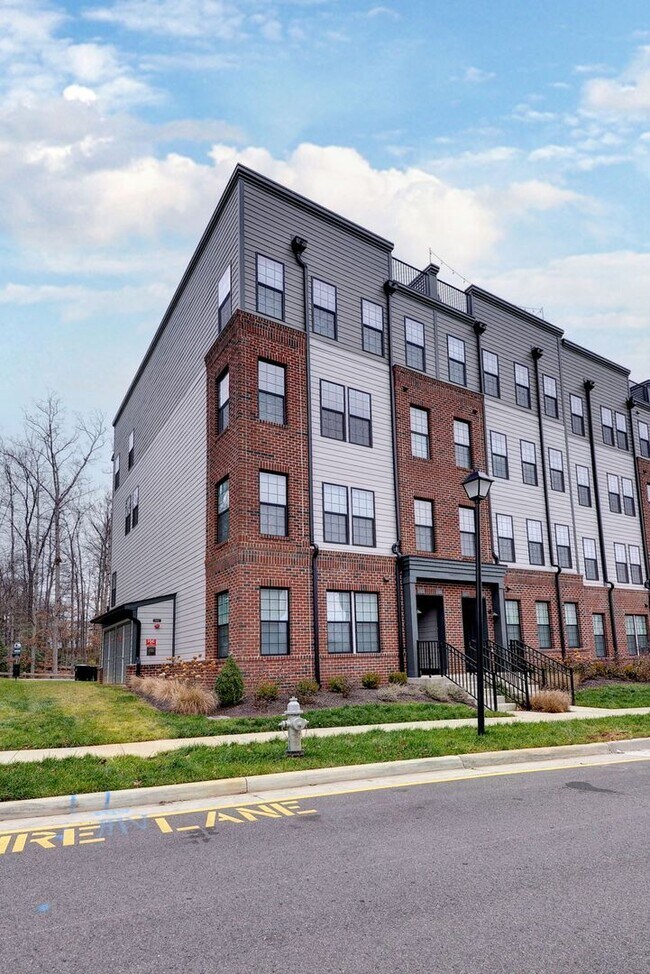 Foto del edificio - Three Story Brick End Unit with Rooftop Terrace