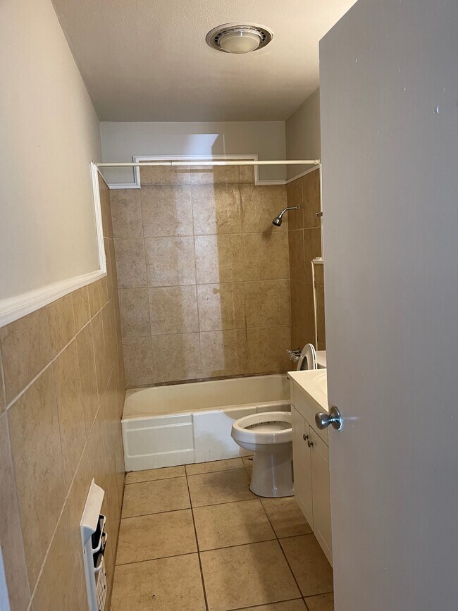 1 habitación, 1 baño - 600 pies cuadrados - 2704 Peabody Ave