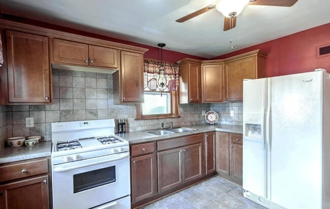 Foto del edificio - Coming Soon! Bright 3 Bedroom, 1 Bath Cape...