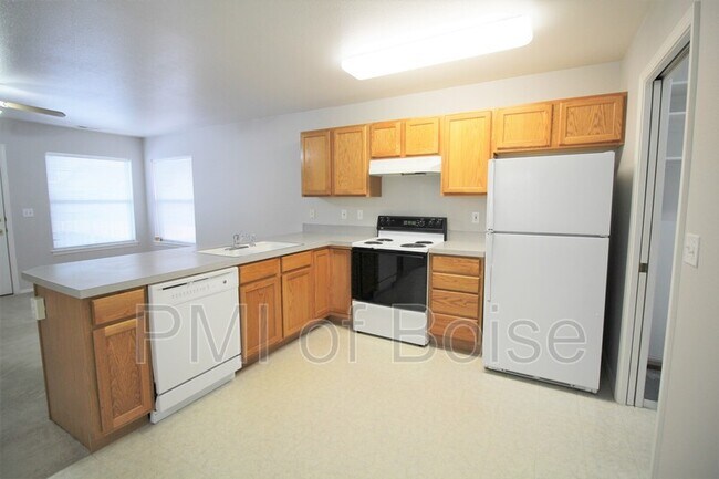 Foto del edificio - 8931 W Irving St