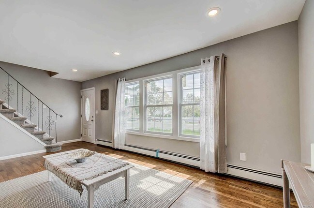 Foto del edificio - 196 Commack Rd