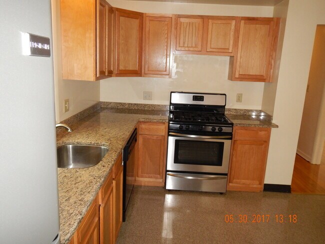 Building Photo - Newly Renovated Spacious Flat With Hardwoo...