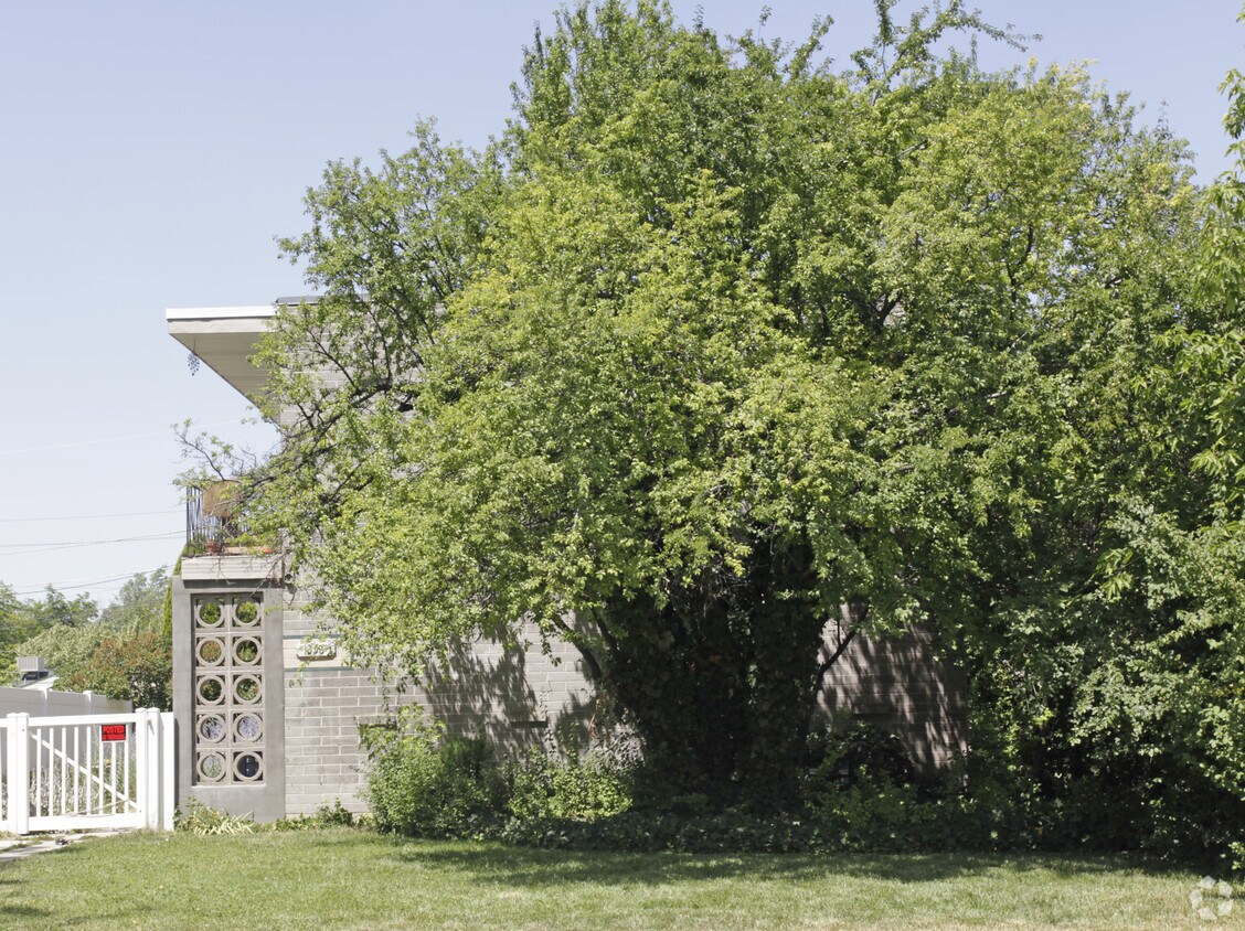 Building Photo - 1358 S Park St