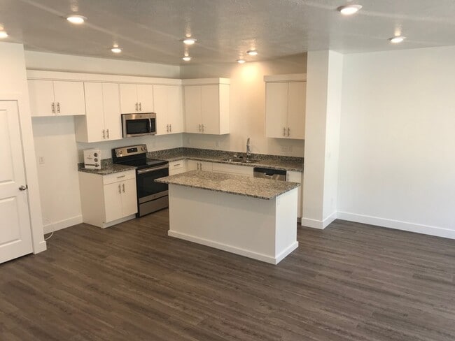 Building Photo - 421 W 40 S