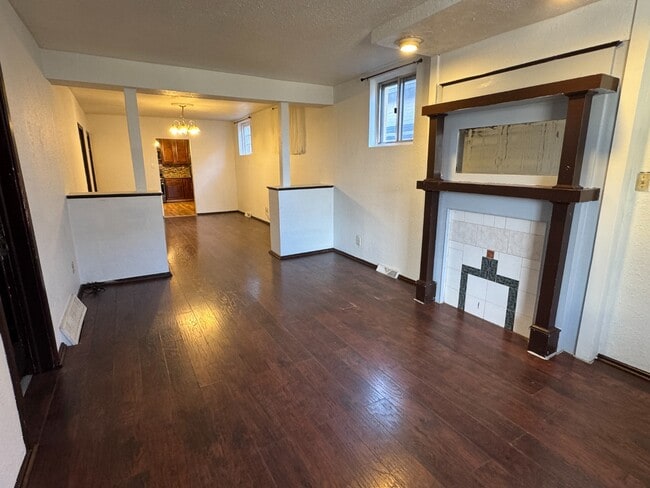 Foto del edificio - Classic Denver Home: 3 Beds, Updated Kitchen, Private Yard, Parking