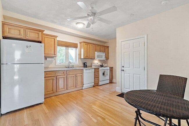 Building Photo - Unique, Renovated 2-Bed Apartment in Quiet...