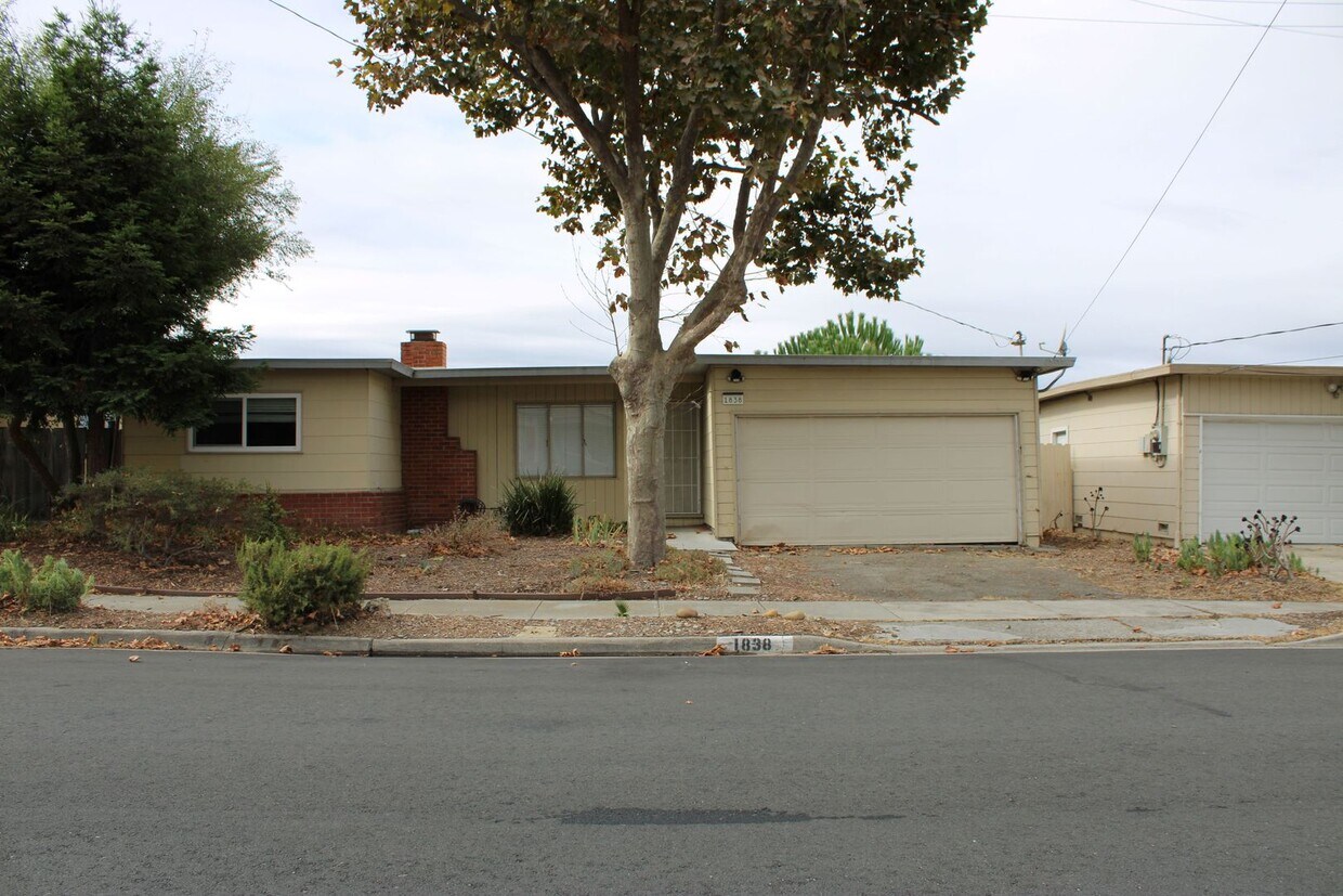 Foto principal - 3 bed 1 bath home