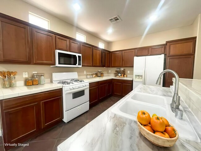 Building Photo - Spacious 3-Bed Home in Mountains Edge with...