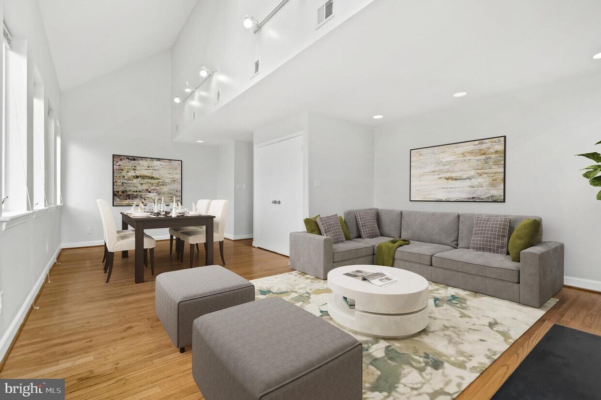 Foto principal - 1228 31st St NW