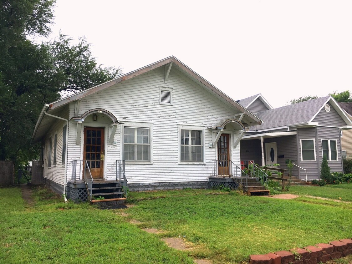 Primary Photo - 211 W 7th Ave