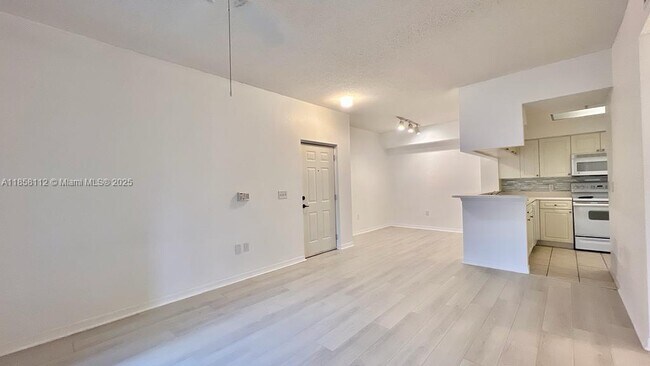 Building Photo - 3021 Alcazar Pl