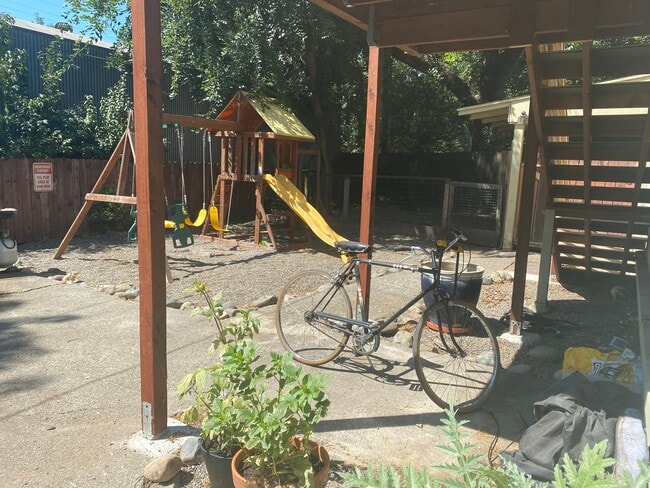 Building Photo - 1819 Magnolia Ave