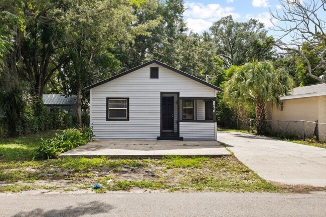 Building Photo - Cute 2bdrm/1bath home with a bonus room $995.00 ** Section 8 OK ** Ready June 1st