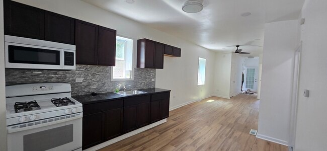 Building Photo - 145 N 21st Ave