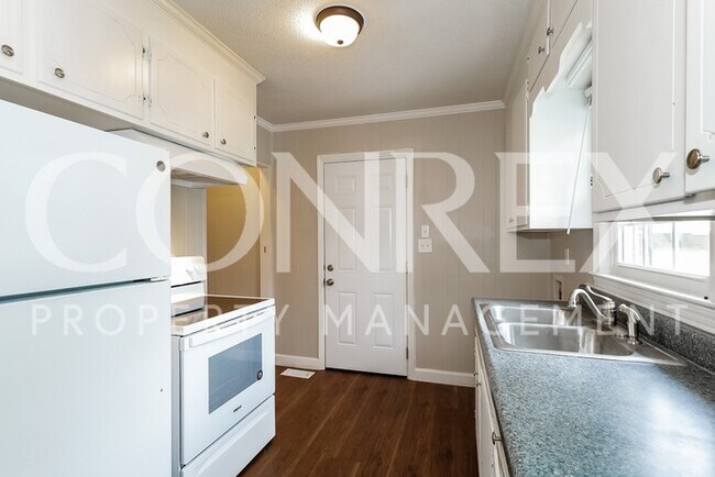 Building Photo - FULL BRICK 3 BR/ 2BA