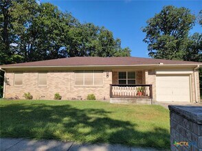 Building Photo - 406 Oak St