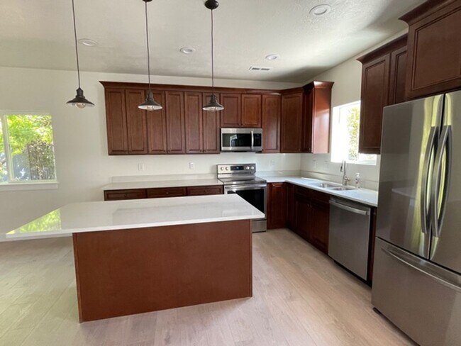 Building Photo - Single-Level 2 Bed / 2 Bath | Garage Available June 1st