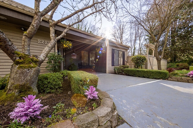 Building Photo - Creekwood