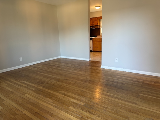 Building Photo - 652 E Main St