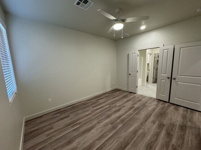 Foto del edificio - Luxury 3 Bedroom 2 Bathroom Duplex with 2 Car Garage in Bethany, Ok (ALL appliances included)