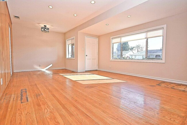 Building Photo - 314 Sparling Dr