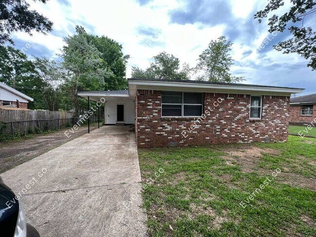 Building Photo - 904 Sorrells Dr