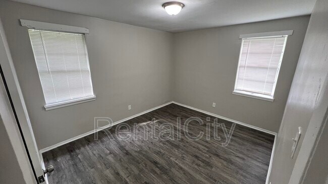 Building Photo - 2109 Bennett Ave