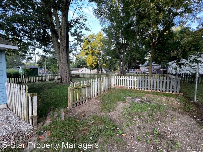 Building Photo - 3 br, 1.5 bath House - 303 South Riverside...