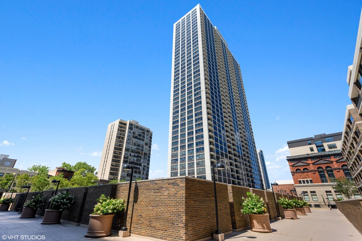 Foto principal - 1560 N Sandburg Ter