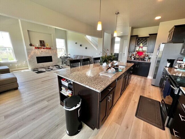 Foto del edificio - Stunning, open concept 4 bed, 3.5 bath hom...