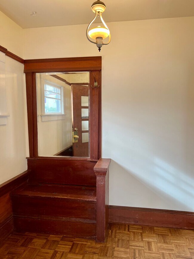 Building Photo - Charming 1910's Piedmont Home