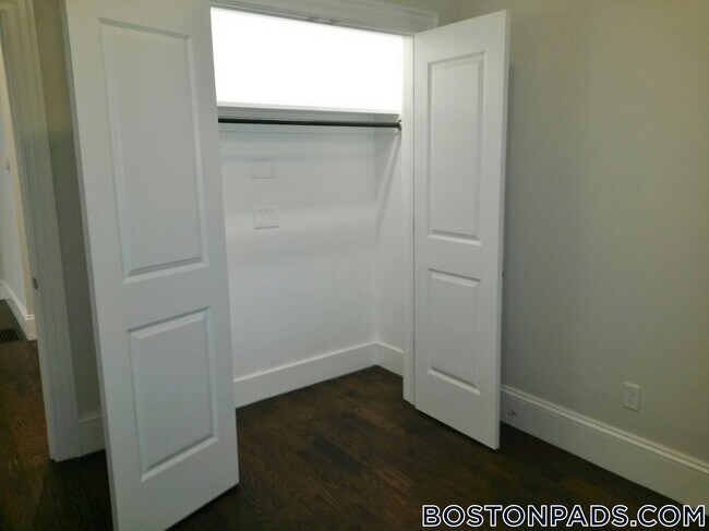 Foto del edificio - 2044 Beacon St