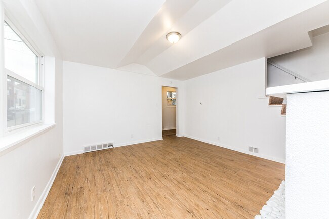 Foto del edificio - AVAILABLE JULY 2026 - Updated 2 Bedroom Home w/ Large Bedrooms & Easy Parking!