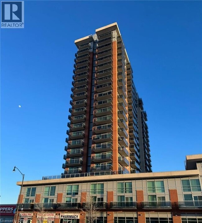 Photo du bâtiment - 215 Queen St E