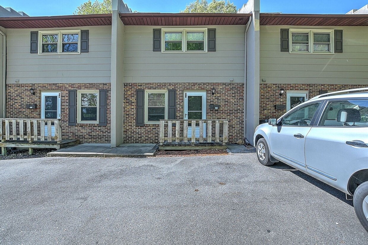 Primary Photo - 409 Cypress St