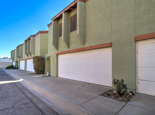 Photo - 2202 W Glenrosa Ave Townhome