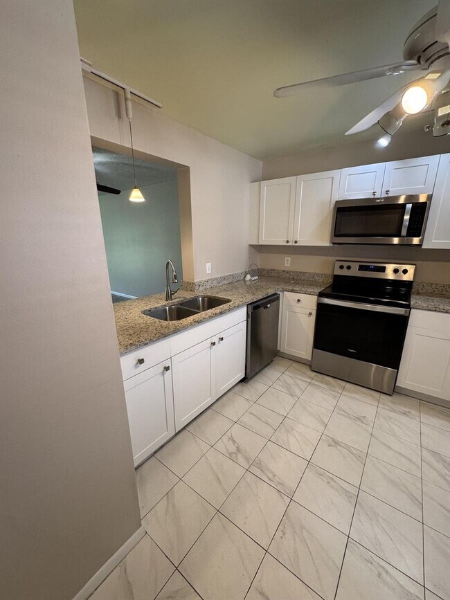 Foto del edificio - 1403 Lakeview Dr E