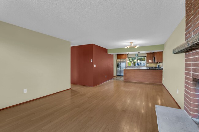 Foto del edificio - Immaculate Sunrise Heights Rambler ready f...