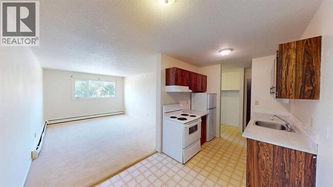Building Photo - 9656-9656 Hillcrest Dr