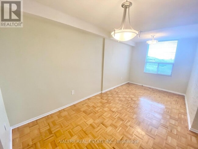 Building Photo - 10 Edgecliff Golfway